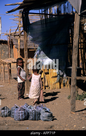 Kinder in einem Dorf, Madagaskar Stockfoto