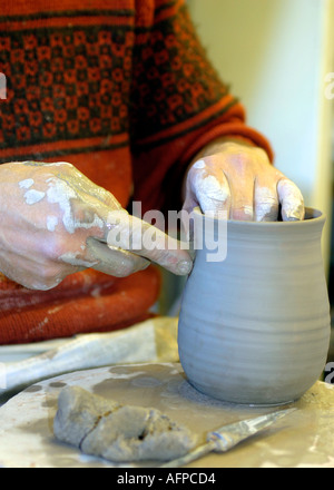 Nahaufnahme eines Töpfers, ich mache eine Tasse auf seinem Rad Stockfoto