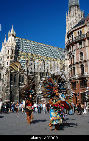 Mexikanische Tänzer in den Stephansplatz unter St Stephen s Cathedral zentrale Wien Österreich Nein Herr Stockfoto