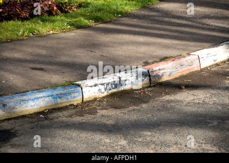 Rot weiß und blau Kerb Peeling Steinen in Nordirland eine verblassende Erinnerung an konfessionellen Unterschiede Stockfoto