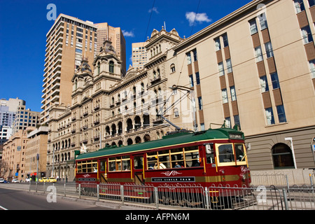 Melbourne Australien / A Tram entlang Spring Street in Melbourne Victoria Australien reisen. Stockfoto