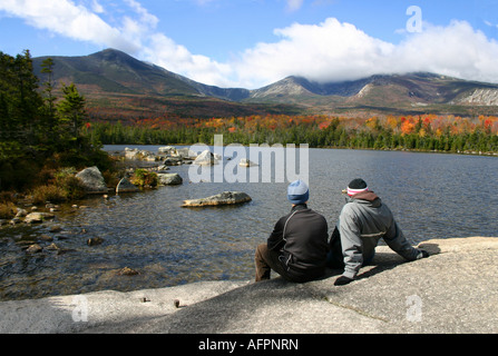 Paar genießen Sie Blick auf Mount Katahdin, Maine Stockfoto