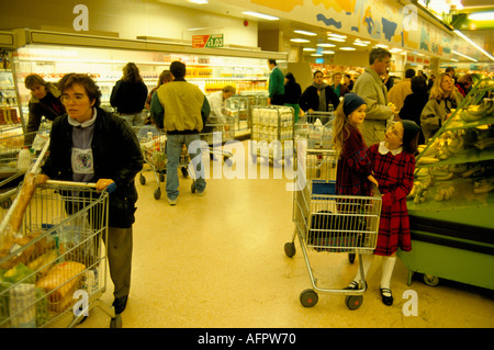 Supermarkt 1990er London Großbritannien. Überfüllt geschäftigen Samstag Morgen Menschen aus Shopping England ca. 1995 HOMER SYKES Stockfoto