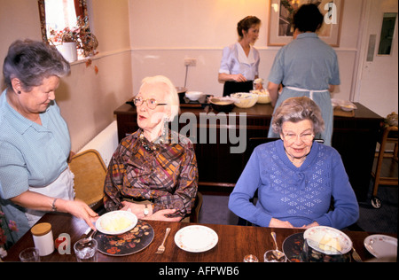 Privates Wohnhaus Großbritannien. Das Mittagessen wird von einem Helfer abgeräumt. Hampshire England 1990er Jahre UK HOMER SYKES Stockfoto