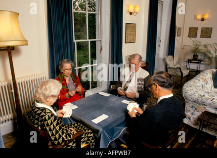 Care Home Deutschland. Bridge spielen, Senioren ältere Rentner spielen ein Kartenspiel 1990er Gloucestershire 1991 HOMER SYKES Stockfoto