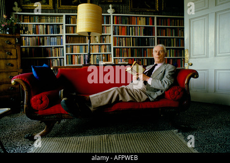 Anthony Powell englischer Autor Autor zu Hause in Somerset, hier schrieb und las er seine Bücherei. 1980ER UK 1987 HOMER SYKES Stockfoto