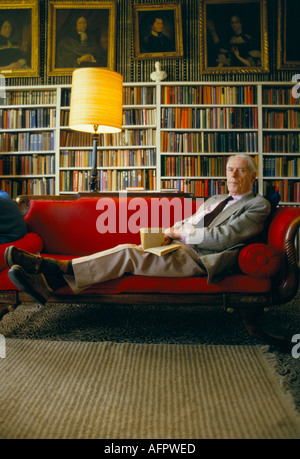 Anthony Powell Autor Porträt zu Hause Somerset England. Er ist in seiner Bücherei, wo er 1980er Jahre UK 1987 HOMER SYKES arbeitete Stockfoto
