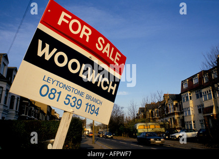 Immobilien zum Verkauf, Anschlagtafel für Immobilienmakler in London Street 1990s 1995 UK. Schlauch zum Verkauf alte Telefonnummer Immobilienmakler England HOMER SYKES Stockfoto