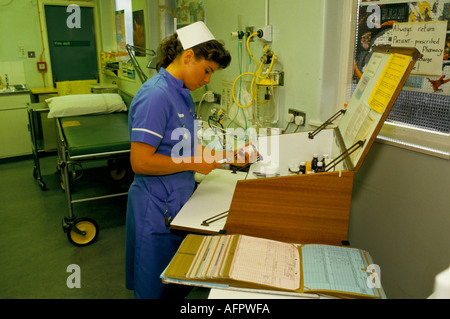 Personal Krankenschwester Alder Hey Children's Hospital Liverpool prüft und bereitet Medikamente für Patienten auf ihrer Station, Nachtdienst. NHS 1980S 1988 HOMER SYKE Stockfoto