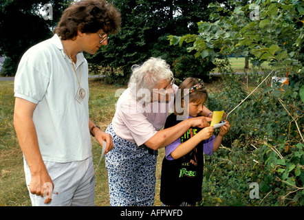 Drei Generationen gute gemeinsame Zeit Orientierungshilfe am Sonntagmorgen, treffen Leute, die die Karte studieren. Croydon Surrey Mai 1991 1990s UK HOMER SYKES Stockfoto