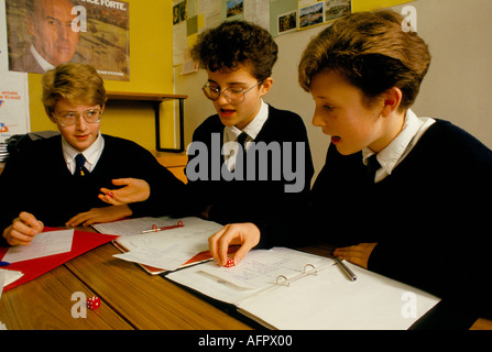 Umfassende Sekundarschule 1990er UK. Schülerinnen Schüler Vorbereitung für die GCSE Französisch Sprachprüfungen Sheffield Yorkshire 1990. HOMER SYKES Stockfoto