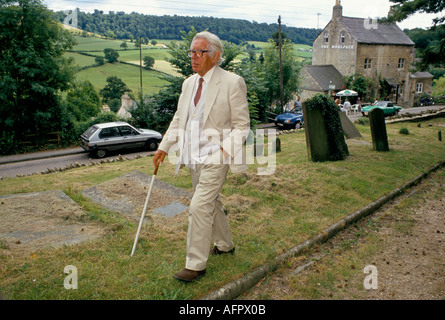 Laurie Lee schreibt in Slad Village, dem Woolpack, seinem Lieblings-Pub im Hintergrund. Die Cotswolds, Slad Valley Gloucestershire England 1990er Jahre Stockfoto