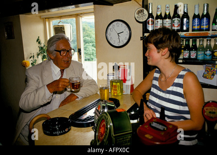 Laurie Lee schreibt in seinem lokalen Pub The Woolpack und bestellt ein Getränk zur Mittagszeit. Die Cotswolds, Slad Valley Gloucestershire, England 1994 1990er Jahre HOMER SYKES Stockfoto