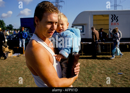 1990er Jahre britischer Essex Mann und Sohn mit altem Brick Handy. Ich trage eine Weste mit goldener Kette. 1991 HOMER SYKES Stockfoto