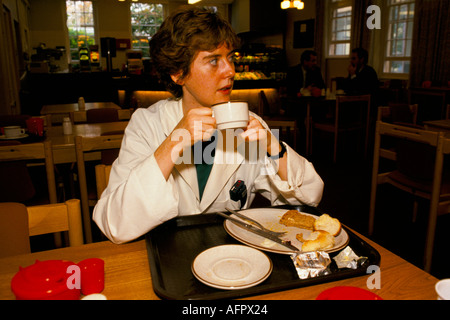 NHS Royal United Hospital Badewanne Krankenhaus Somerset 1980 s Dr. Maura Stafford Kantine essen Frühstück 1988 HOMER SYKES Stockfoto