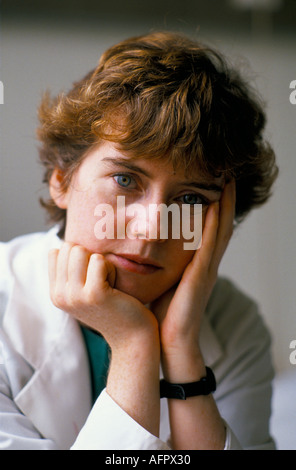 Dr. Maura Stafford unter Stress, lange Stunden oft 80-Std.-Schicht NHS Royal United Hospital Badewanne Krankenhaus Somerset 1988 HOMER SYKES Stockfoto