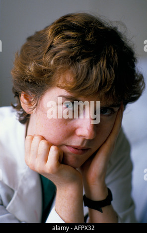 Dr. Maura Stafford unter Stress, lange Stunden oft 80-Std.-Schicht NHS Royal United Hospital Badewanne Krankenhaus Somerset 1988 HOMER SYKES Stockfoto