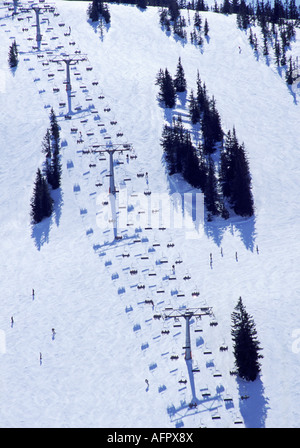 Parallel Ski Sesselbahnen läuft diagonal über fotografieren aufgenommen vom Gipfel des Berges in der Nähe von Söll Österreich Stockfoto