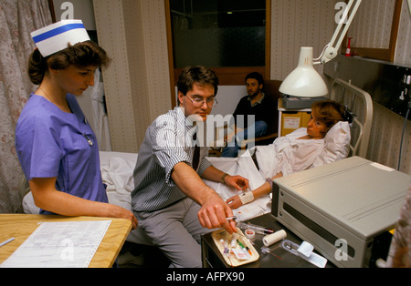 NHS 1980 s Arzt Krankenschwester kümmern sich um die schwangere Frau Mann Royal United Hospital Badewanne Krankenhaus Somerset Dr. Richard Leech UK 1988 HOMER SYKES Stockfoto