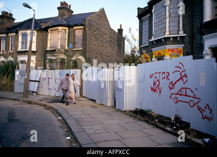 Die edwardianische Terrasse wird aufgrund der Verbindungsstraße M11 abgerissen. Wanstead East London Graffiti-Schild „No Motorway“ 1993 1990s UK HOMER SYKES Stockfoto