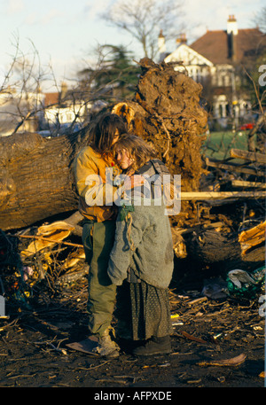 Öko-Demonstranten protestieren an der Autobahn M11 Link Road Protest Ost-London der alte spanische Kastanienbaum hat London 1993 1990er Jahre den britischen HOMER SYKES niedergerissen Stockfoto