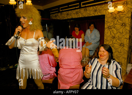 Candy du Barry weibliche Imitation Drag Artist, Comic unterhaltsam bei einer Hen Party Night Performance. Woman Belly Lachen London Pub UK 1980s HOMER SYKES Stockfoto