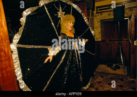 Candy du Barry 1980s UK. Drag Queen-Comic-Entertainer bei einer Hen-Party-Nacht-Vorstellung. south London Pub um 1985 HOMER SYKES Stockfoto