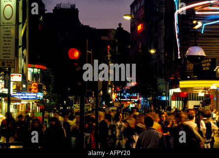 Die Londoner Theater Shaftesbury Avenue, Theaterbesucher, Menschen, die nach der Vorstellung herauskommen, das Westend 1990s 1994 UK. HOMER SYKES Stockfoto