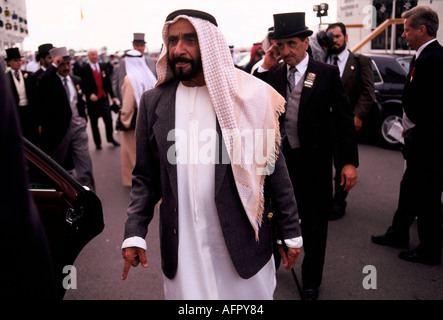 Scheich Zayed bin Sultan al Nahyan Präsident der Vereinigten Arabischen Emirate das Derby Horse Race mit seiner Gefolgschaft Epsom Downs 1980s 80s UK HOMER SYKES Stockfoto