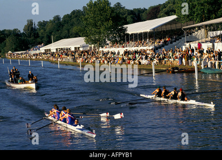 Zwei Ruderteams, die die Ziellinie überqueren, richten das Boot nach der Henley Royal Regatta Henley auf der Thames 1990er HOMER SYKES Stockfoto