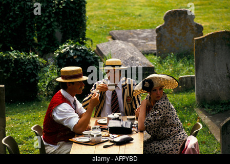 Nachmittagstee UK Freunde Trinken einer Tasse Kaffee Henley Royal Regatta Henley on Thames Oxfordshire HOMER SYKES Stockfoto