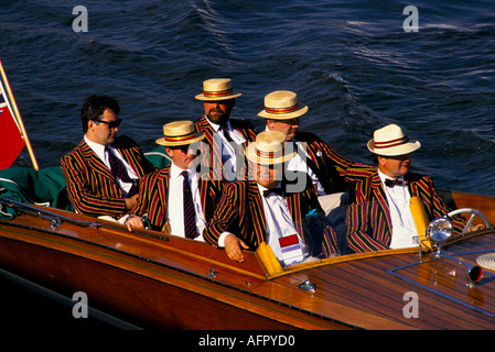 Gruppe von Männern, die ihre Ruderschlägerfarben, Stripperjacken und Strohboothüte tragen. Henley Royal Regatta. Oxfordshire. 1980er Jahre HOMER SYKES Stockfoto