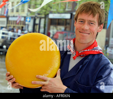 Alkmaar Käse Verkäufer halten große Gouda Käse, Alkmaar, Holland Stockfoto