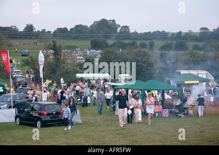 Dorfbewohner kommen zum jährlichen englischen Dorffest an Stockfoto