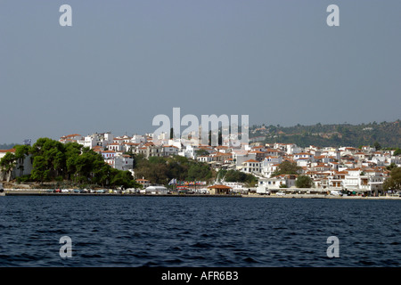 Skiathos Griechenland griechische Insel Sporaden Ägäis Pelion Skiathos Stadt am frühen Morgen aus auf das Meer im neuen Hafen Stockfoto