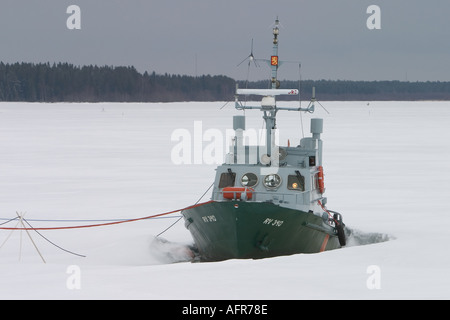 Finnische Küstenwache Schiff im Eis im Winter, Finnland klemmt Stockfoto