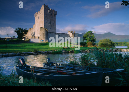 Ross Castle nr Killarney mit Booten auf Lough Leane County Kerry Irland Stockfoto