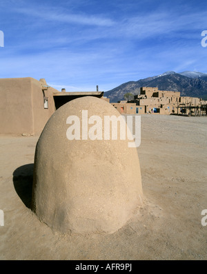 Ein Brotbackofen genannt ein Horno bei Tiwa Pueblo liegt Taos in Taos, New Mexico Stockfoto