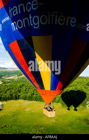 Heißluftballons fliegen über Felder in der Provence, Südfrankreich Stockfoto