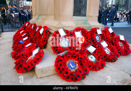 Nahaufnahme von Mohn Kränze auf ein Kenotaph während ein Gedenkgottesdienst Stockfoto