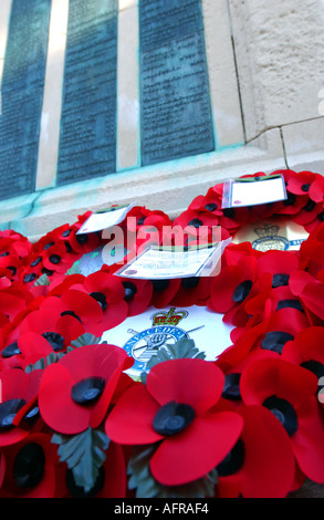 Nahaufnahme von Mohn Kränze auf ein Kenotaph während ein Gedenkgottesdienst Stockfoto