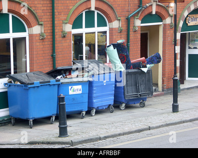 Kommerzielle Mülltonnen warten auf Sammlung. Stockfoto