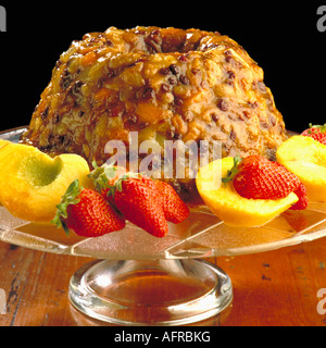 Nahaufnahme von Ananas Upsidedown-Kuchen mit frischen Erdbeeren und Pfirsichen garniert Stockfoto