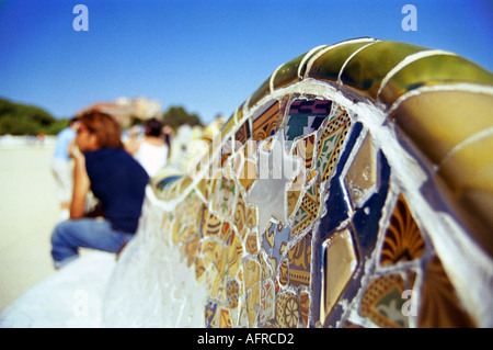 Ruht auf einer Bank am Antoni Gaudís Landschaft Tourist park Parc Güell in Barcelona Spanien Stockfoto