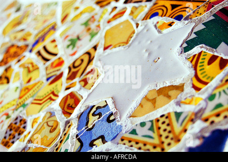 Mosaik Detail eines Sterns auf einer Bank im Antoni Gaudís Landschaft Park Parc Güell in Barcelona Spanien Stockfoto