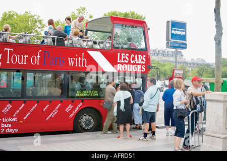 Touristen an Sightseeing Busstation in Avenue Champs De Elysee, Paris, Frankreich. Menschen sind auf dem offenen Bus einsteigen. Stockfoto