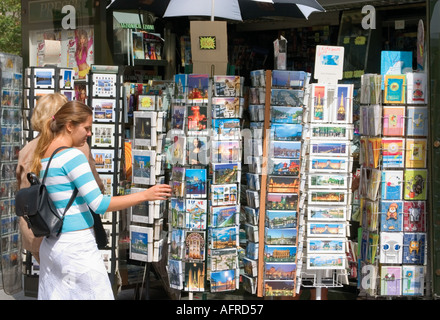 Zwei junge Frauen surfen am Postkarte Karten stehen, Champs De Elysees, Paris, Frankreich, Europa. Stockfoto