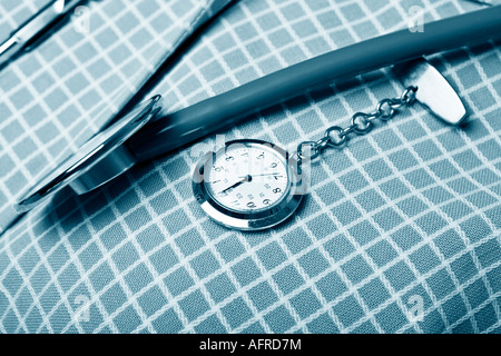 einheitliche Taschenuhr Krankenschwestern und Stethoskop Stockfoto
