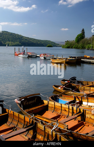 Boote am Lake Windermere im zeitigen Frühjahr, Lake District, Cumbria, England Stockfoto