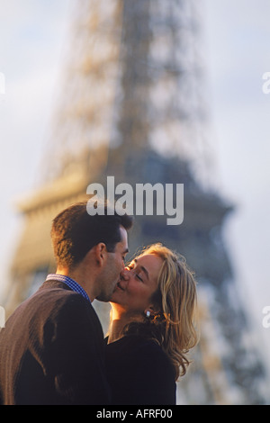Paar küssen am Pont De Billy mit Eiffelturm Stockfoto